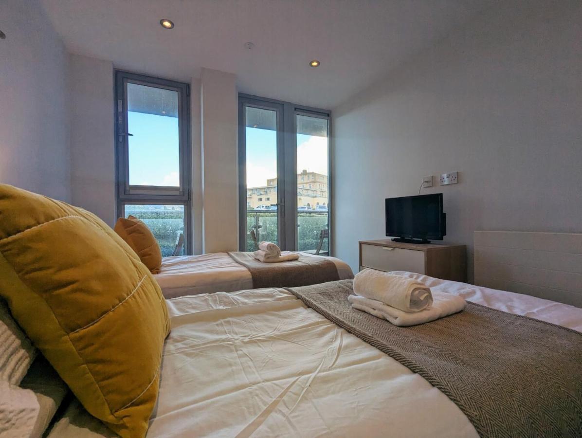 Apartment 100M From Fistral Beach- Underground Parking-Surf Shower & Locker- Sleeps 6 New Quay Exterior foto