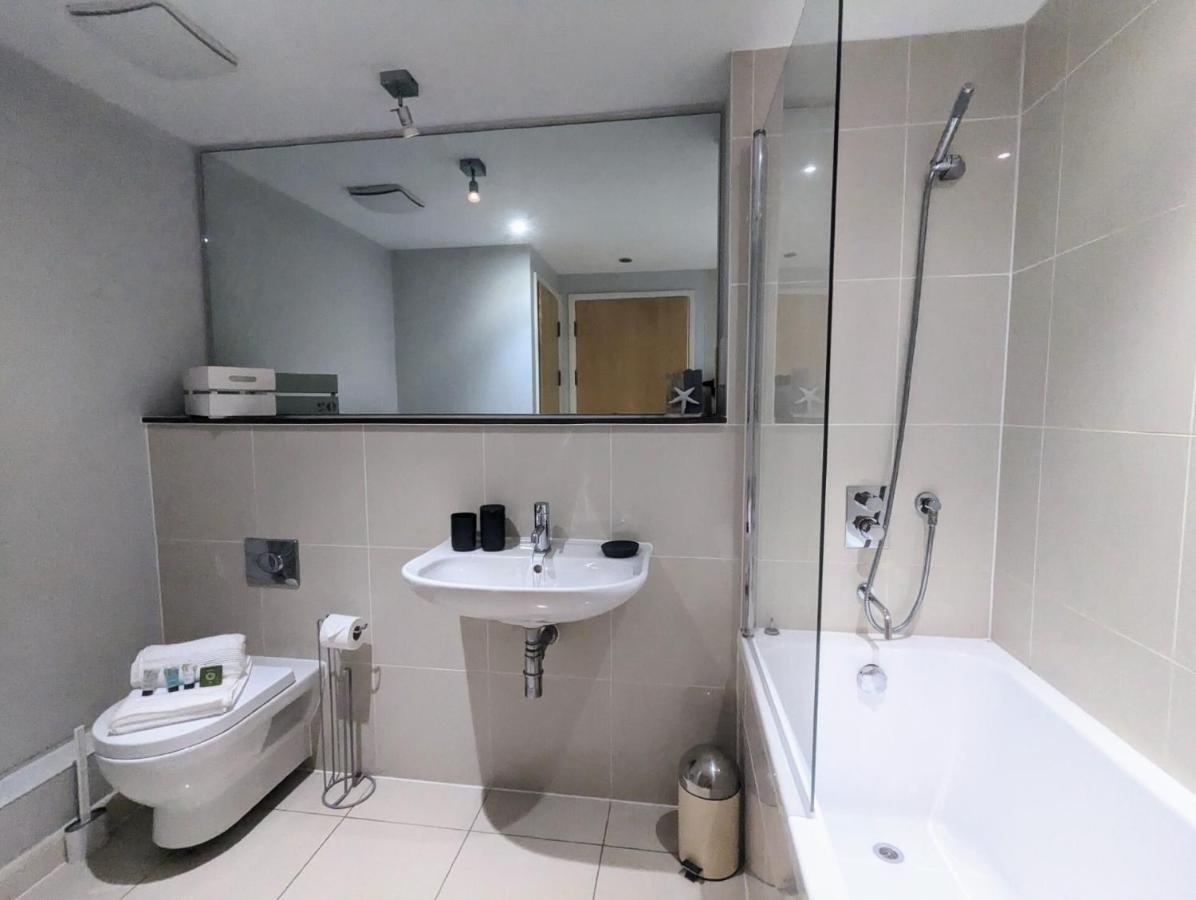 Apartment 100M From Fistral Beach- Underground Parking-Surf Shower & Locker- Sleeps 6 New Quay Exterior foto