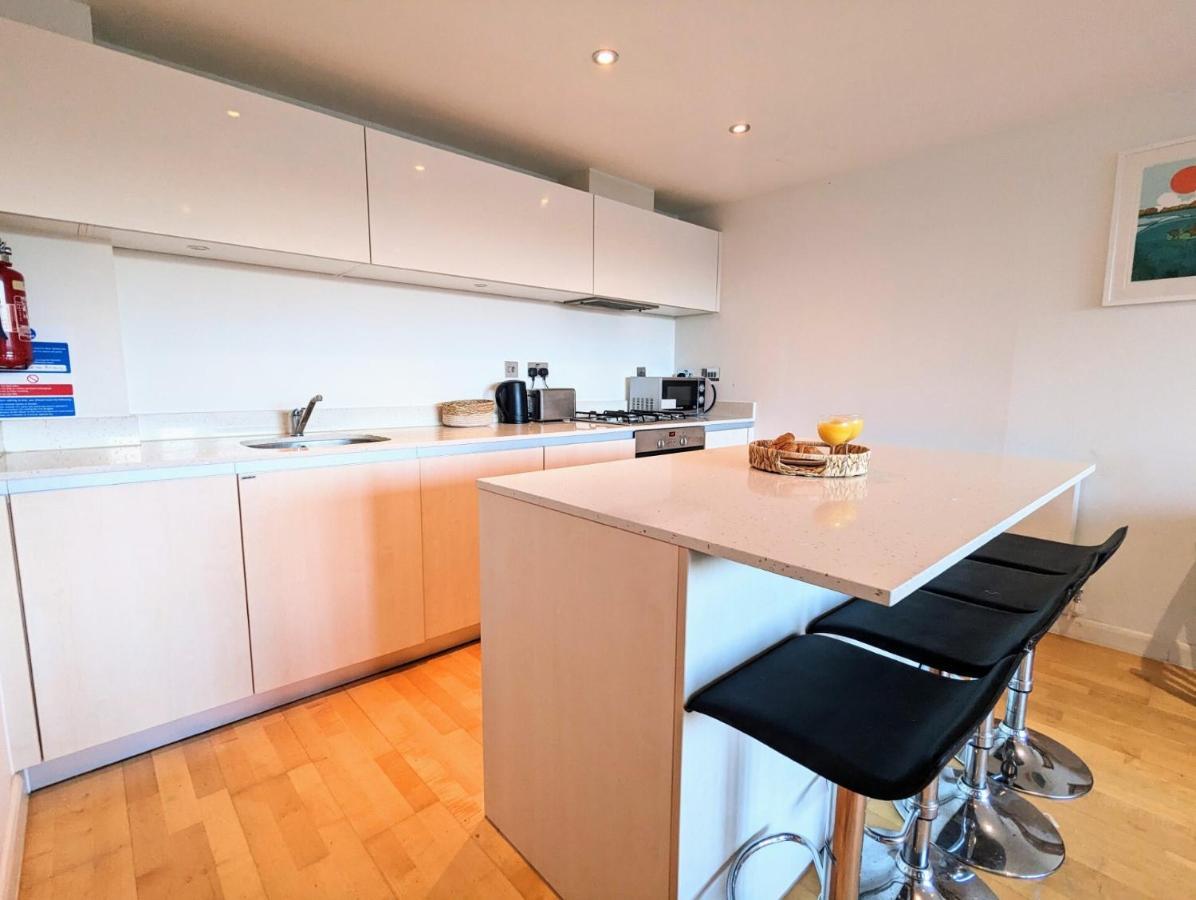 Apartment 100M From Fistral Beach- Underground Parking-Surf Shower & Locker- Sleeps 6 New Quay Exterior foto
