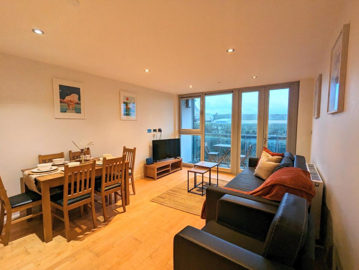 Apartment 100M From Fistral Beach- Underground Parking-Surf Shower & Locker- Sleeps 6 New Quay Exterior foto